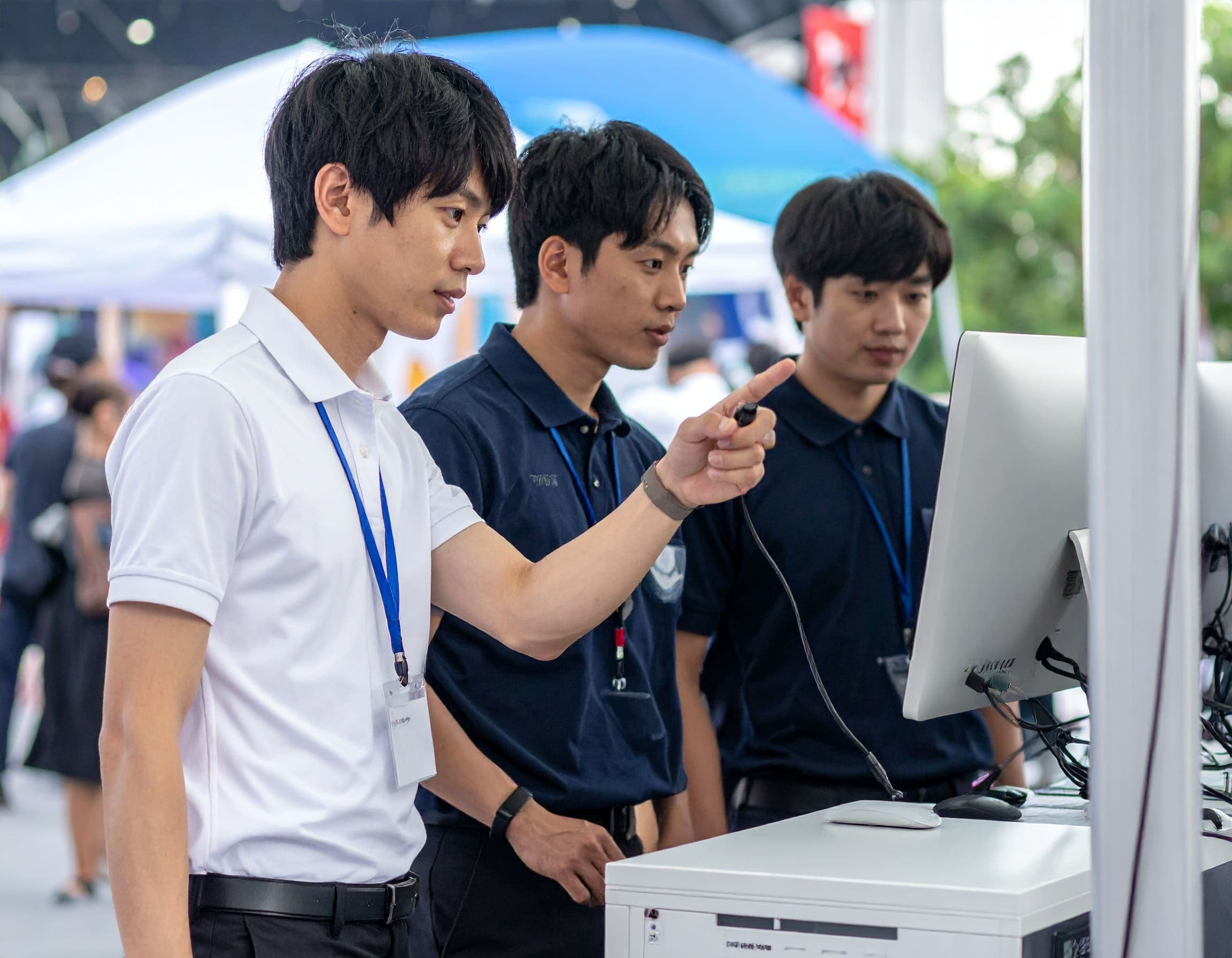 パソコンの前で操作方法を説明するマイクラブースのスタッフ